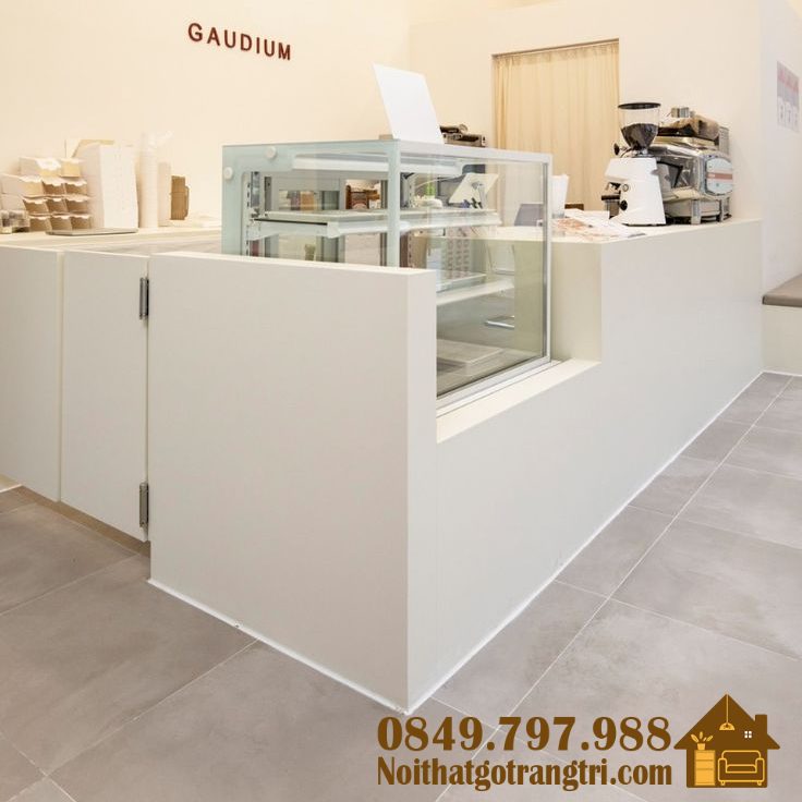 Quầy cafe hiện đại có cánh cửa ra vào