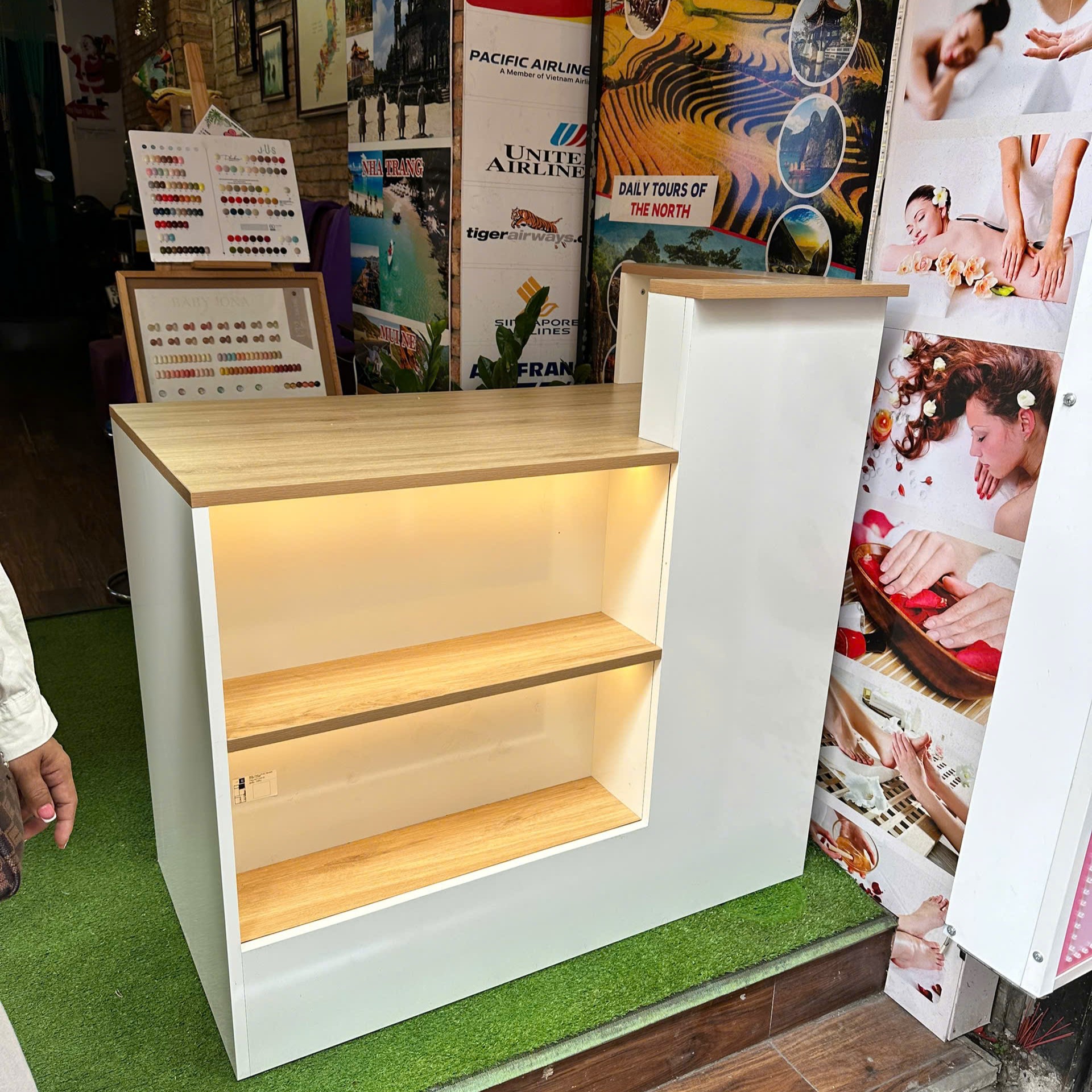 Quầy thu ngân cho shop thiết kế kệ trưng bày led